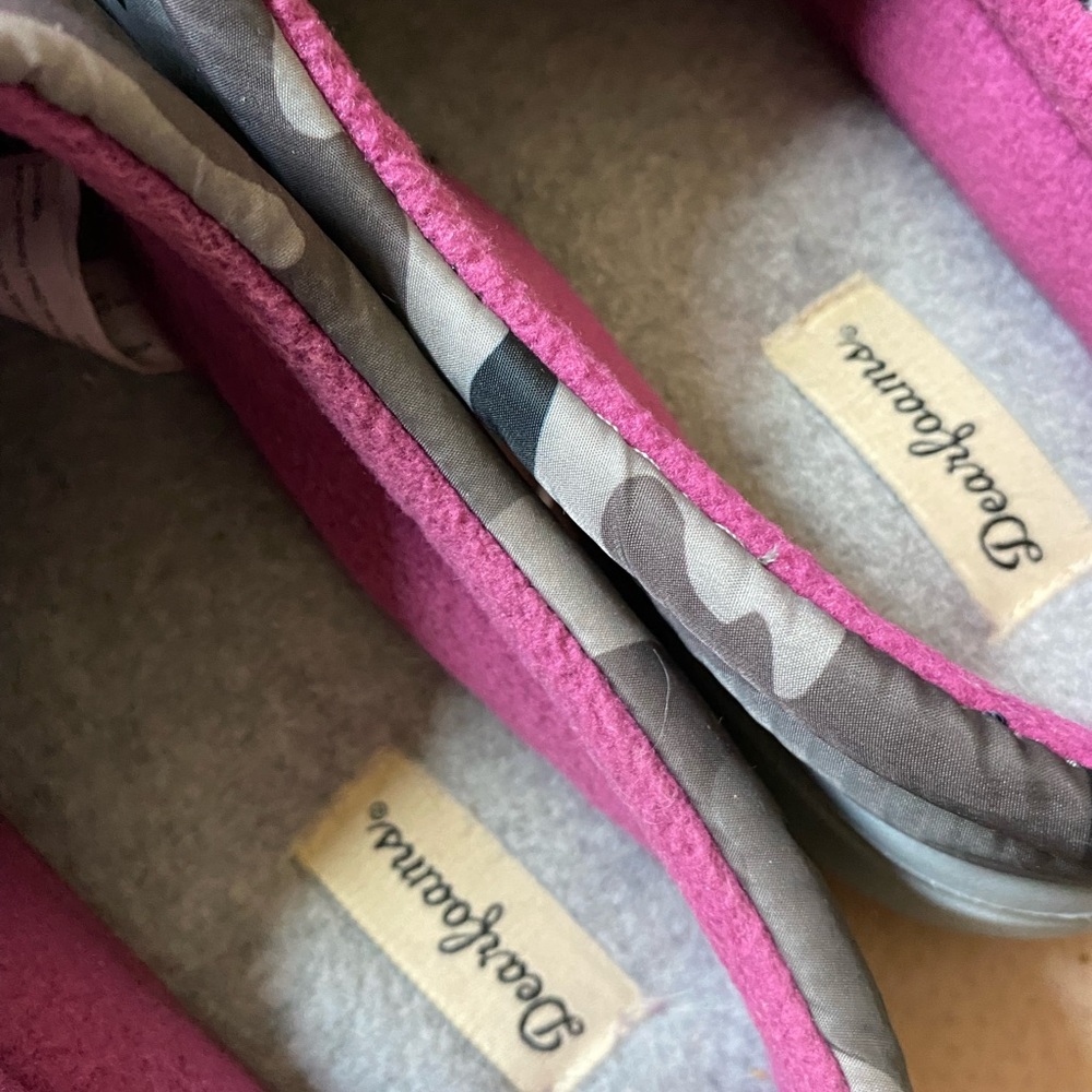 Dearfoams Slippers- gray camo with hot pick accents. Size 7-8.